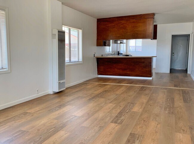 Building Photo - 3 Bedroom in Hollister
