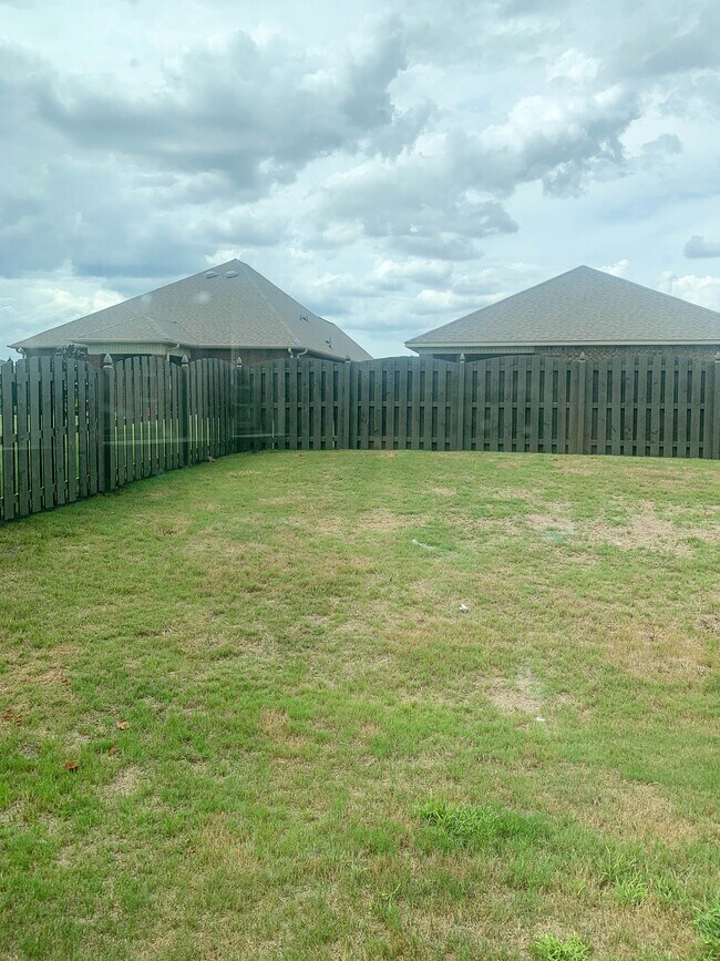 Building Photo - 111 River Haven Dr