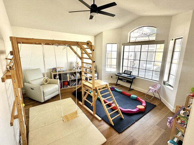 Building Photo - 723 W Leah Ct