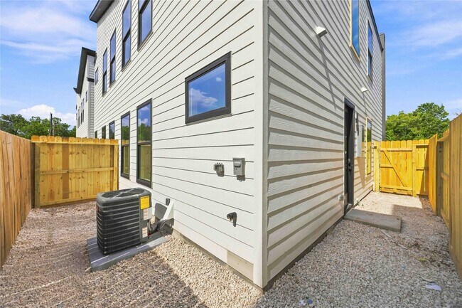 Building Photo - 9106 Coffee St