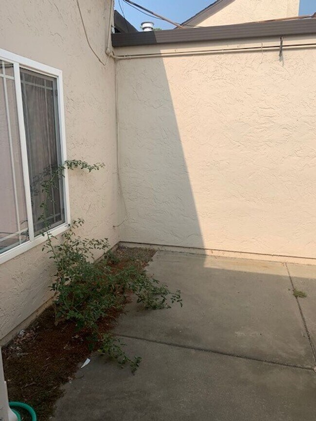Building Photo - Great 3 Bedroom Townhouse!