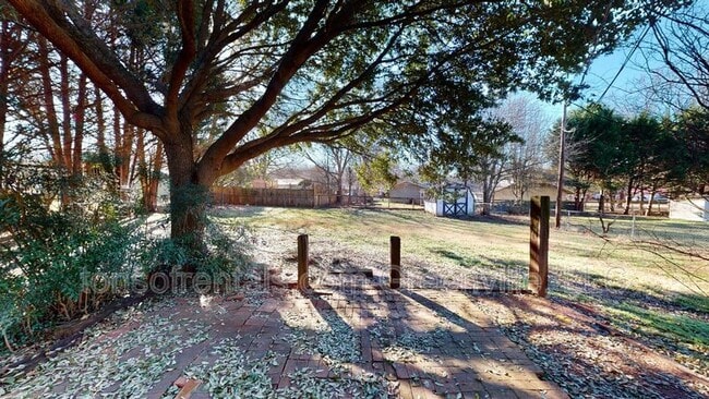Building Photo - 803 Davenport Rd