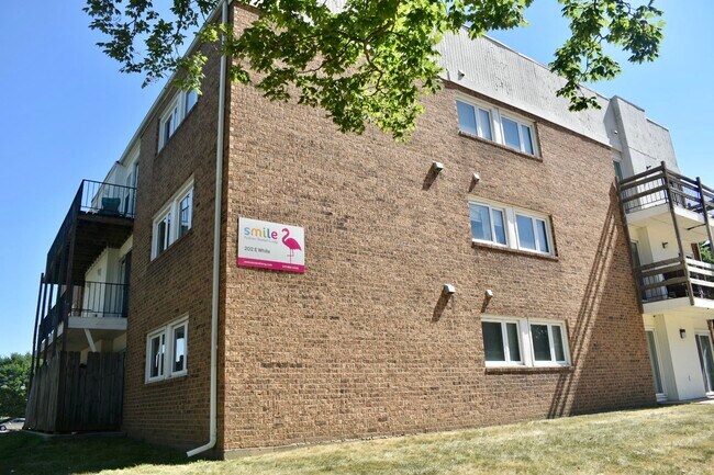Primary Photo - Flats on White