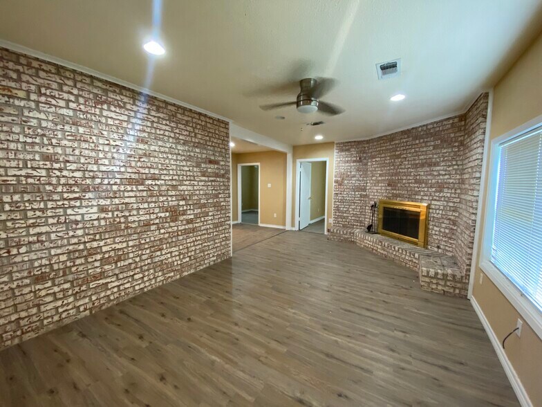 Building Photo - 310 Hillcrest St