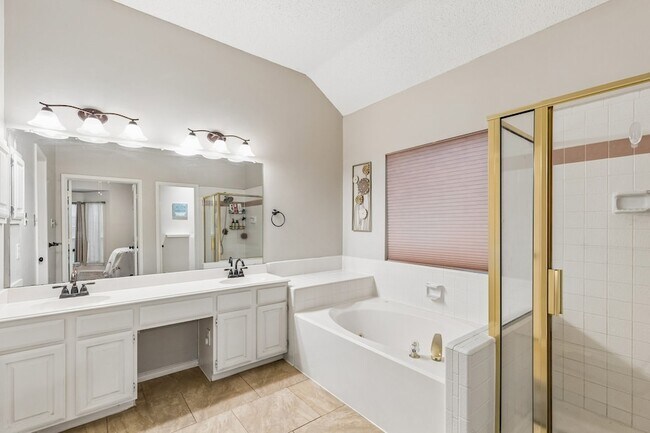 Building Photo - 2205 Kittyhawk Dr