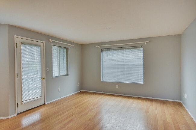 Building Photo - 485 SW Bayshore Dr