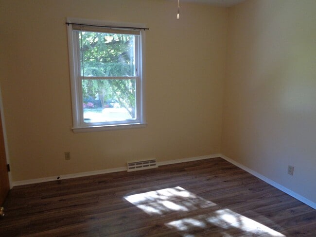 Building Photo - House for Rent-Country Club Area