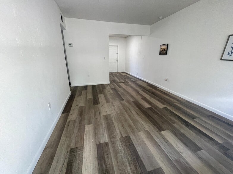 Building Photo - 11301 Peachtree Dr