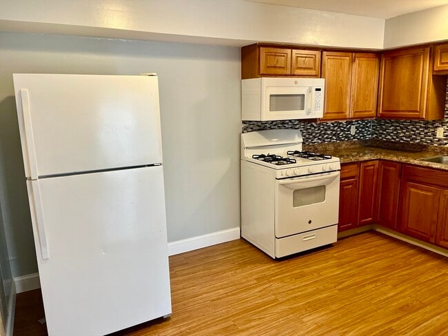 Building Photo - 225 Danforth St