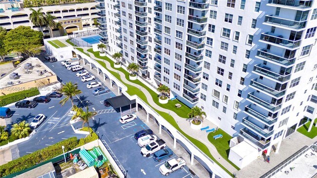 Building Photo - 3015 N Ocean Blvd