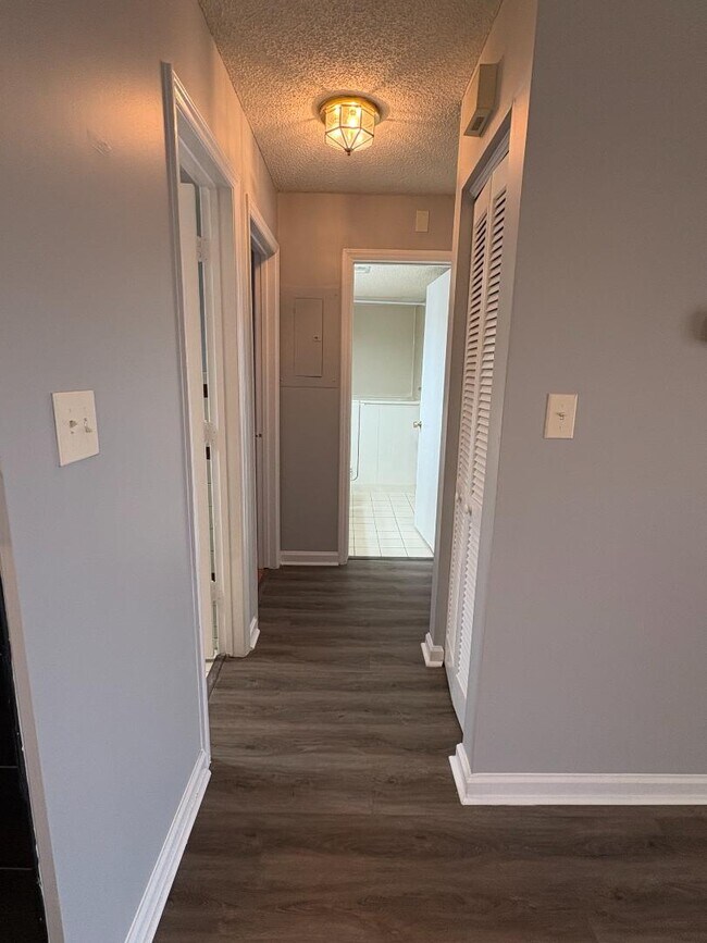 Building Photo - 922 Fairwood Lakes Dr