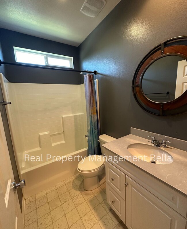 Building Photo - Cul-de-Sac Comfort + Space for Everyone