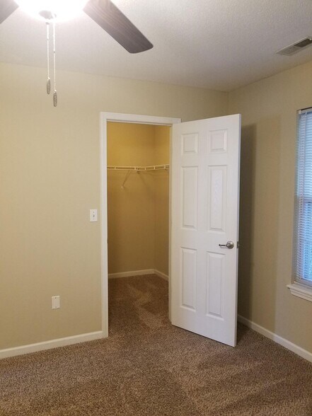 Building Photo - 421 Orchard View Ct