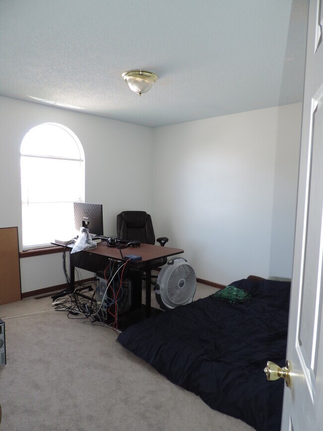 Building Photo - 704 Brookside Dr