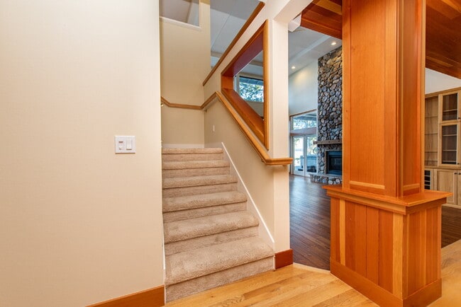 Building Photo - Beautiful Custom Home Overlooking Sequim Bay