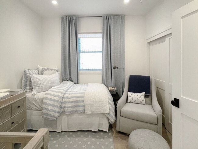 Building Photo - Remodeled and Modern, Open Floor-plan, Lux...