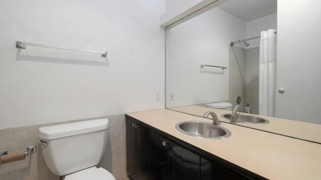Building Photo - 2400 N Lakeview Ave