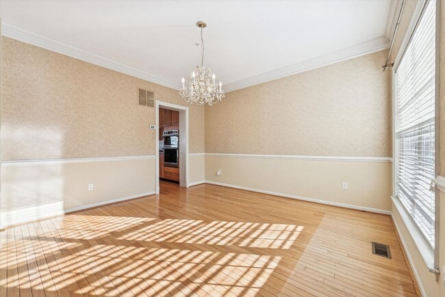 Building Photo - Avaible now, 3B/2.5B Townhome in Whiteland Woods!