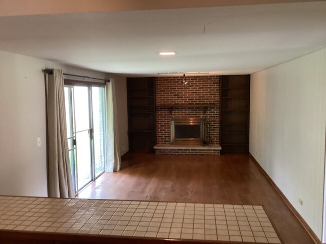 Building Photo - 928 N Rohlwing Rd