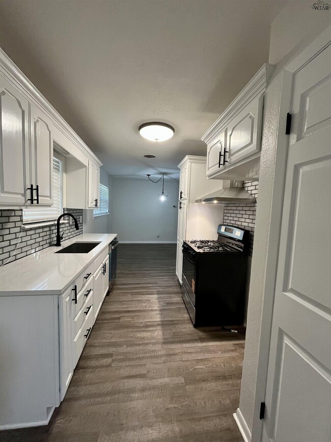 Building Photo - 5133 Lakefront Dr