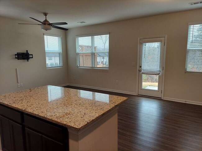Building Photo - Stunning Townhome with Modern Finishes & Resort-Style Amenities – Available July 1!