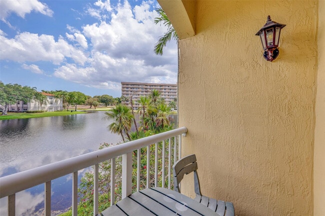 Building Photo - 150 Jacaranda Country Club Dr