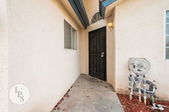 Building Photo - North West Fresno Home, 3BR/2BA, Lots of Amenities