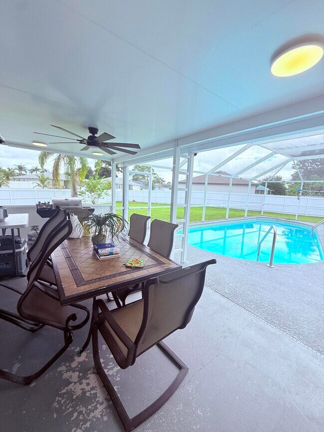 Building Photo - 302 SW Whitmore Dr