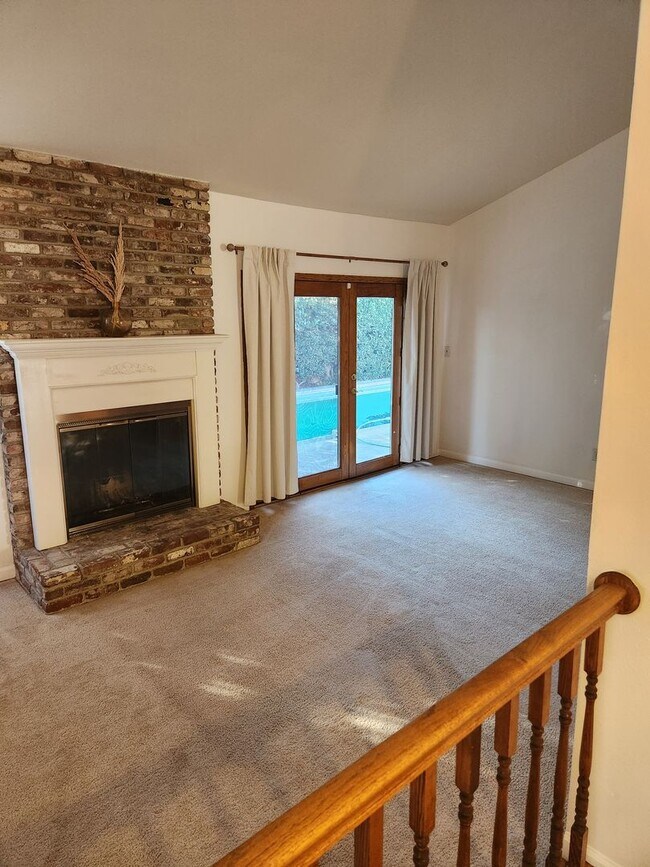 Building Photo - Great Santa Rosa Neighborhood 4 Bedroom, 2 Bathrooms w/Pool