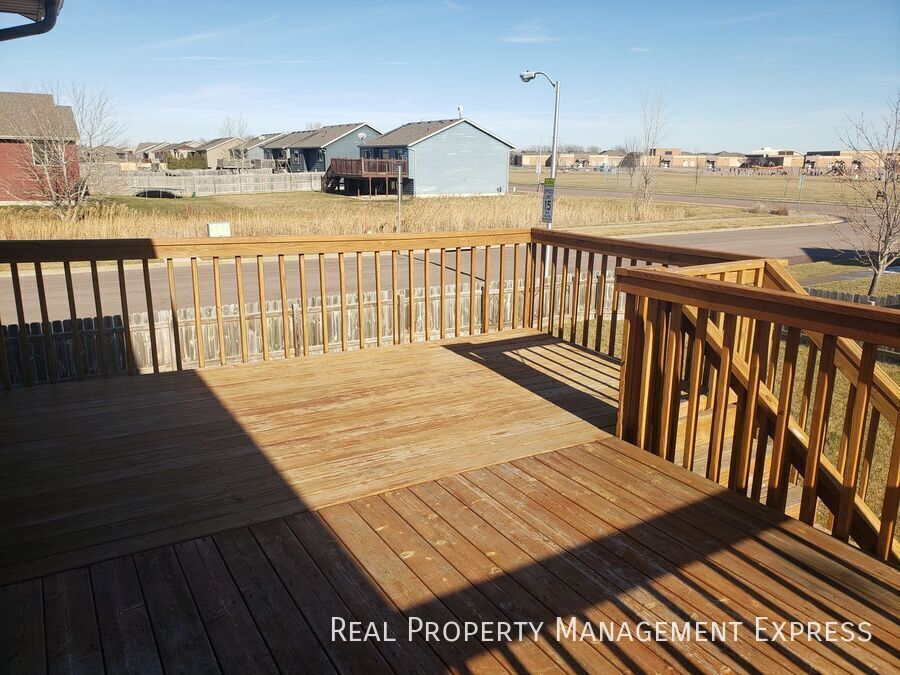 Building Photo - Lovely 4 Bed 2 Bath Home with a Huge Deck and Massive Fenced-in Yard