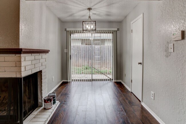 Building Photo - 2 bed/ 1 bath Located Next to Major Highways!