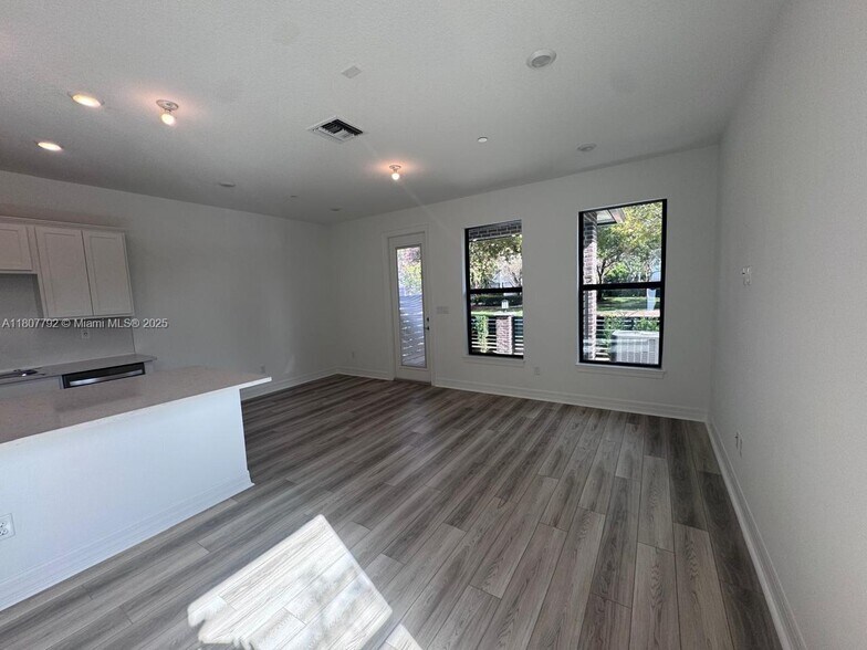 Building Photo - 750 NW 82nd Ter