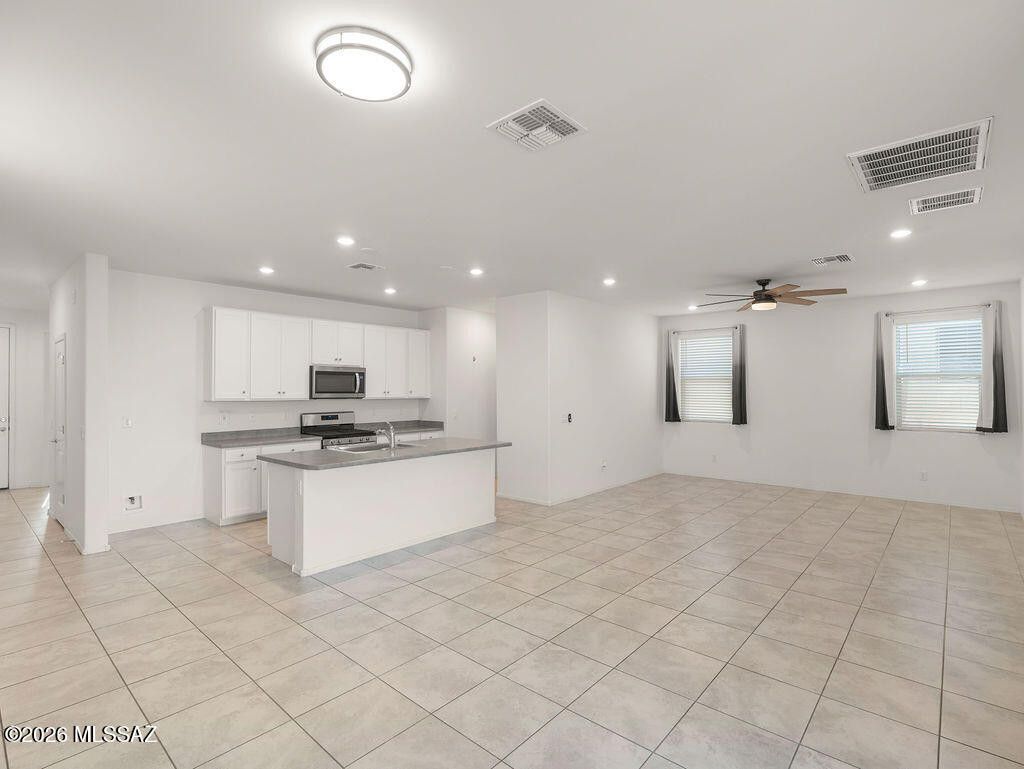 Building Photo - 7996 S Golden Bell Dr