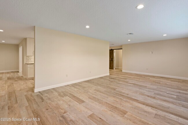 Building Photo - 215 S Robert Way