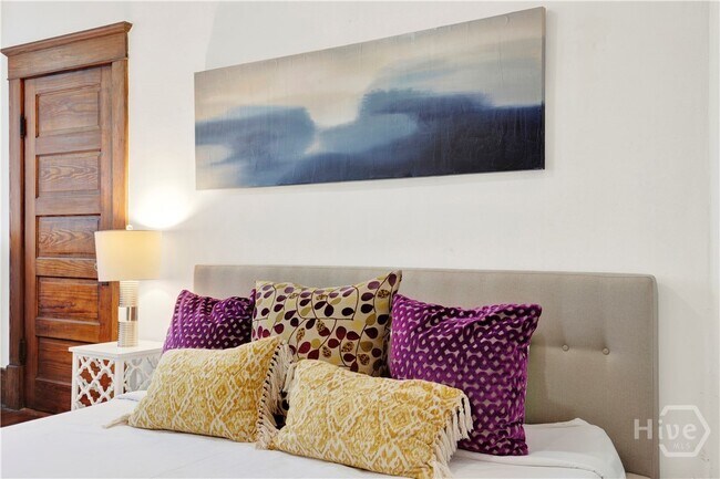 Building Photo - 118 W Waldburg St