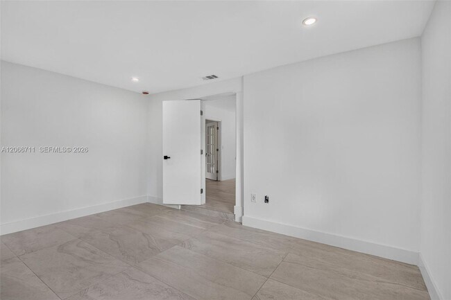 Building Photo - 1215 NE 110th St