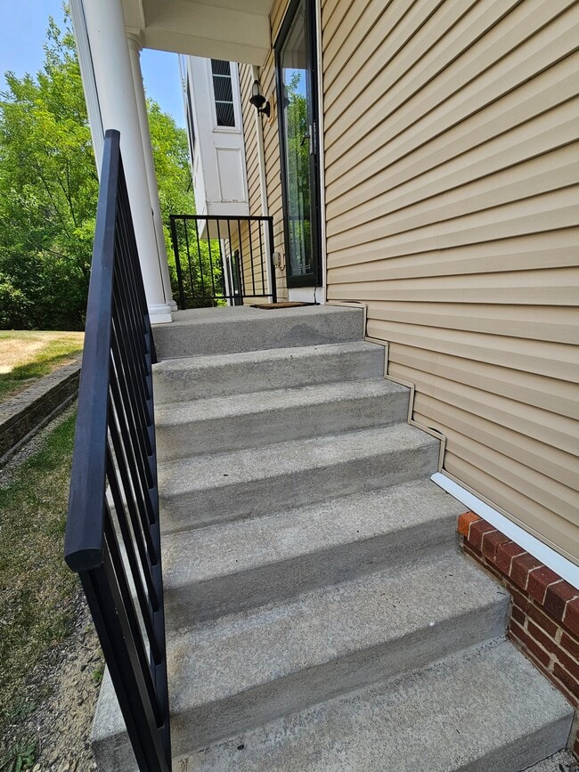Front entrance - 2436 Bluffcrest Ln