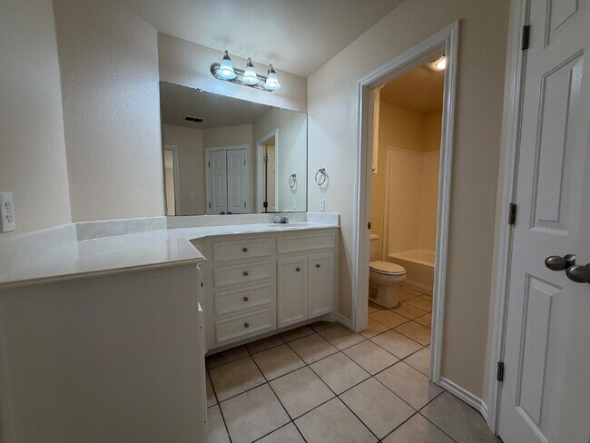 Building Photo - Charming 3-Bed, 2-Bath Spacious Home in Fox Den!