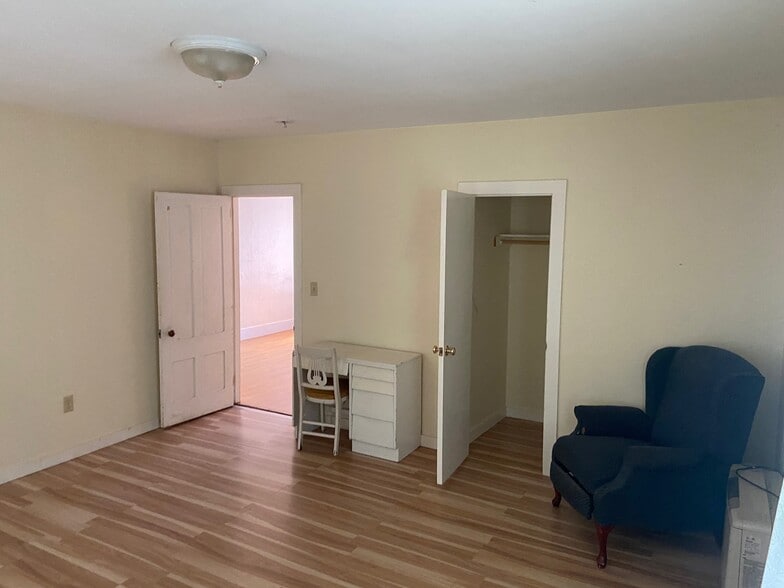 Building Photo - 210 Elliot St