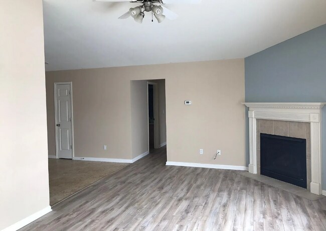 Building Photo - 208 Redbud Dr