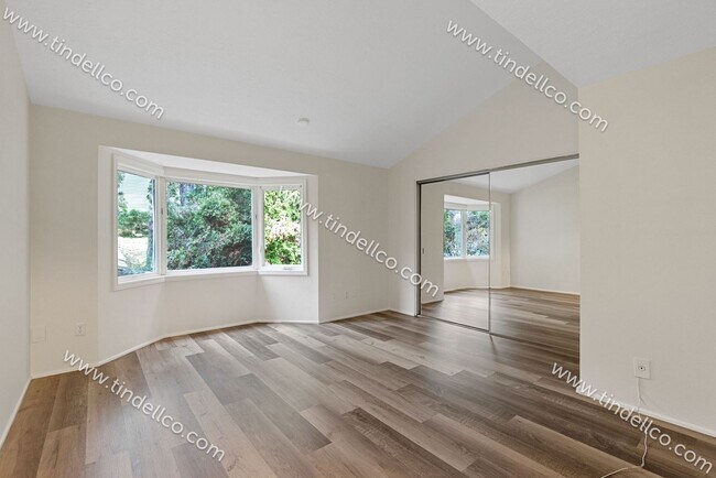 Building Photo - Updated, Spacious 2 Bedroom, Pet Friendly ...