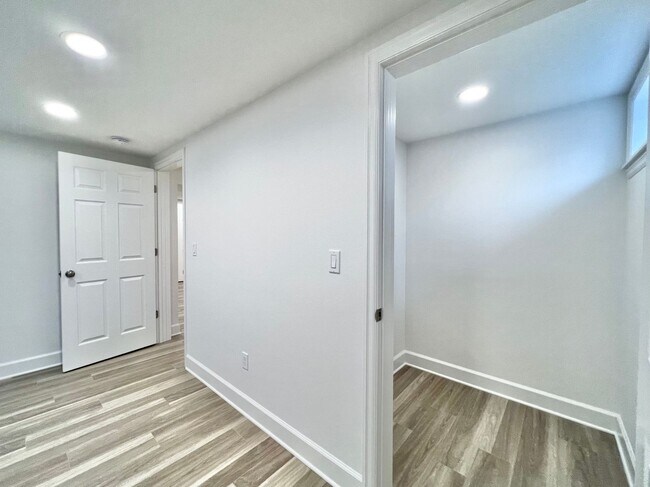 Building Photo - Newly Renovated 3 bed 2 bath With Huge Bac...