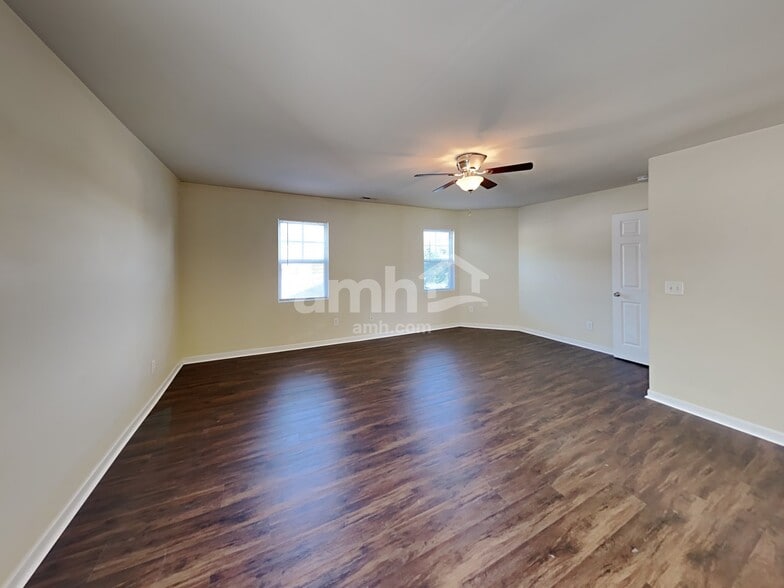 Building Photo - 226 Woodcreek Ln