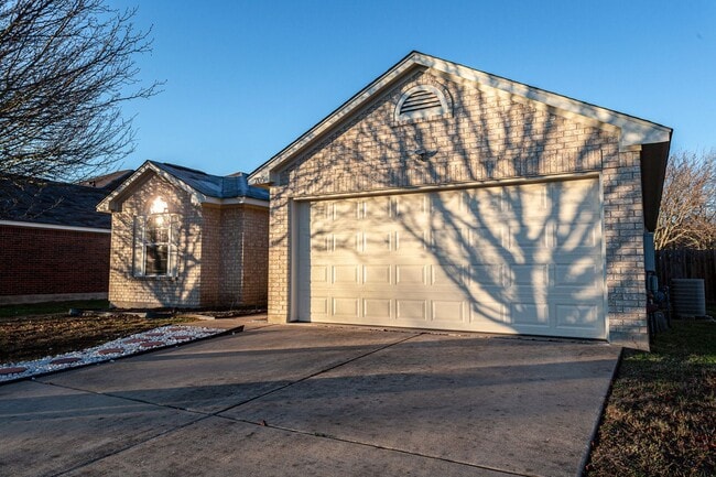 Building Photo - Comfortable 3BR/2BA Home with Vinyl Floori...
