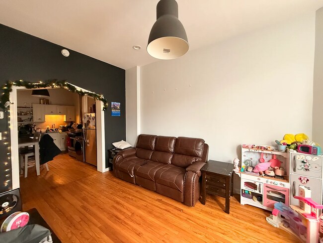 Building Photo - Charming 2-Bed Hardwood Haven in Chicago's Vibrant West Side!