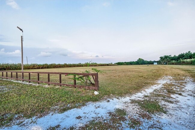 Building Photo - 3640 SW 22nd St