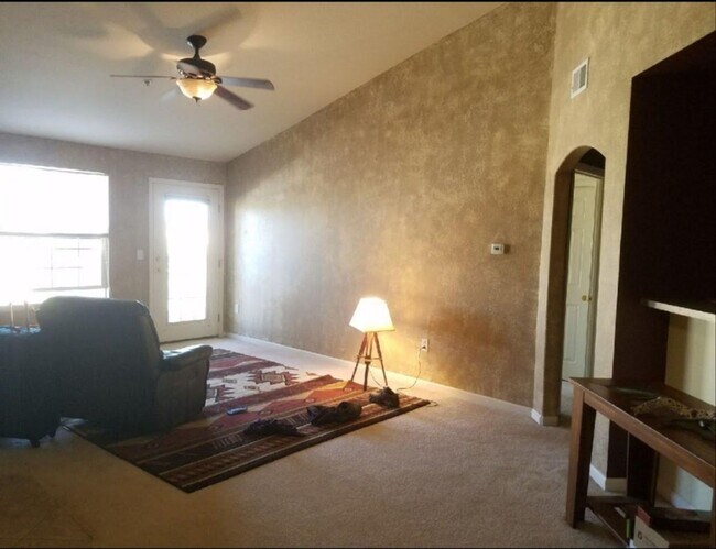 Building Photo - Nice 2 bed 2 bath near DIA in gated community