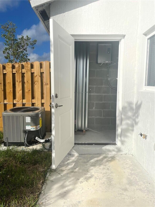 Building Photo - 1221 NW 4th Ln