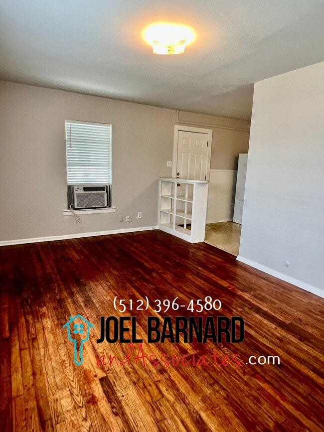 Building Photo - Availably July 12: Charming 3 Bedroom 1 Ba...