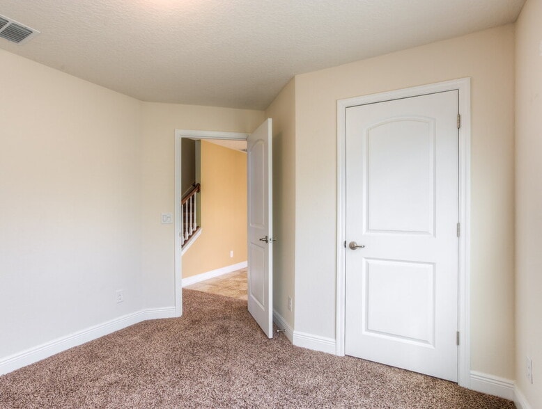 Building Photo - 1705 Southern Oak Loop